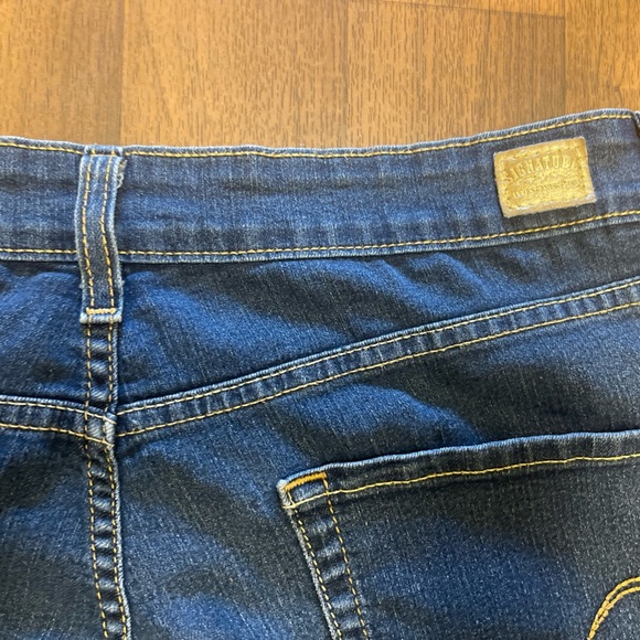 Levi's Blue signature Relaxed Fit Jeans with Classic Design - Picture 6 of 15